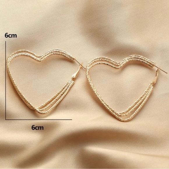 Perfect for Valentines! Heart ❤️ earring’s - Picture 3 of 4